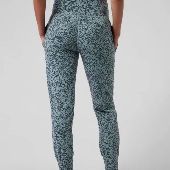 Athleta Salutation Jogger Ocelot Spot Minimalistic Grey size: XS - Picture 4 of 14
